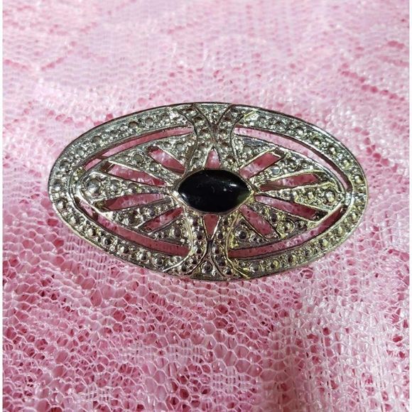 Vintage Jewelry - Vintage Oval Costume Jewelry Pin